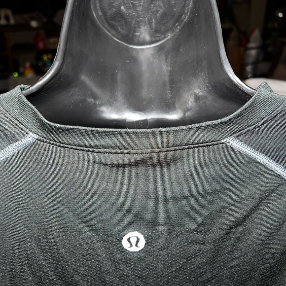 Lululemon Metal Vent Tech Short Sleeve V Neck - Picture 5 of 11